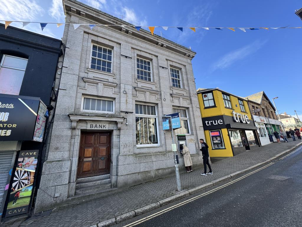 Lot: 61 - BAR IN CENTRAL NEWQUAY WITH POTENTIAL - Front of the building